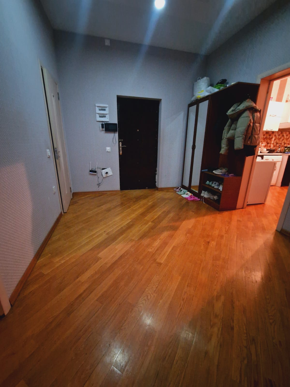 Təcili bir nəfər işləyən xanım otaq yoldaşı axtarılır