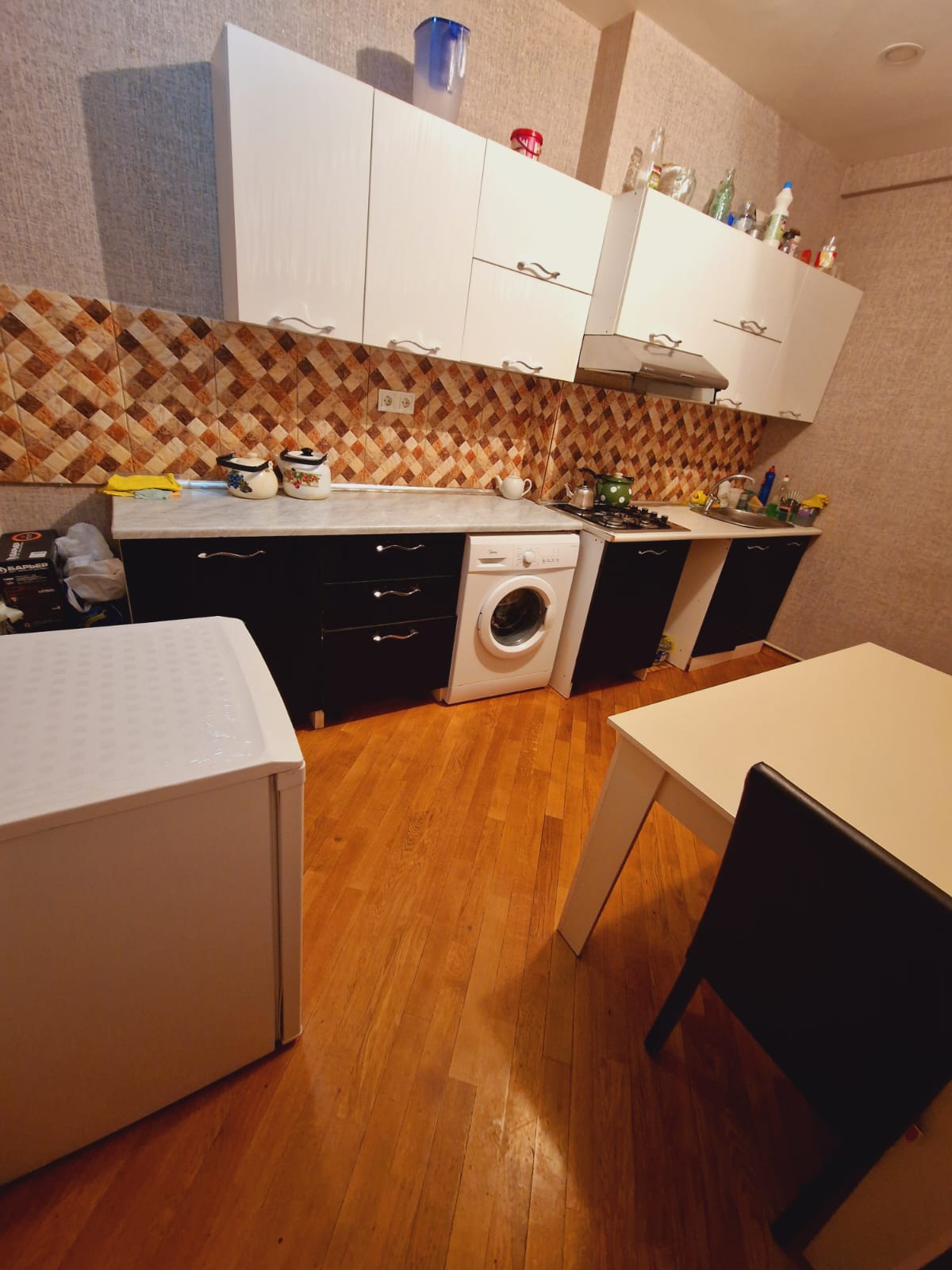 Təcili bir nəfər işləyən xanım otaq yoldaşı axtarılır