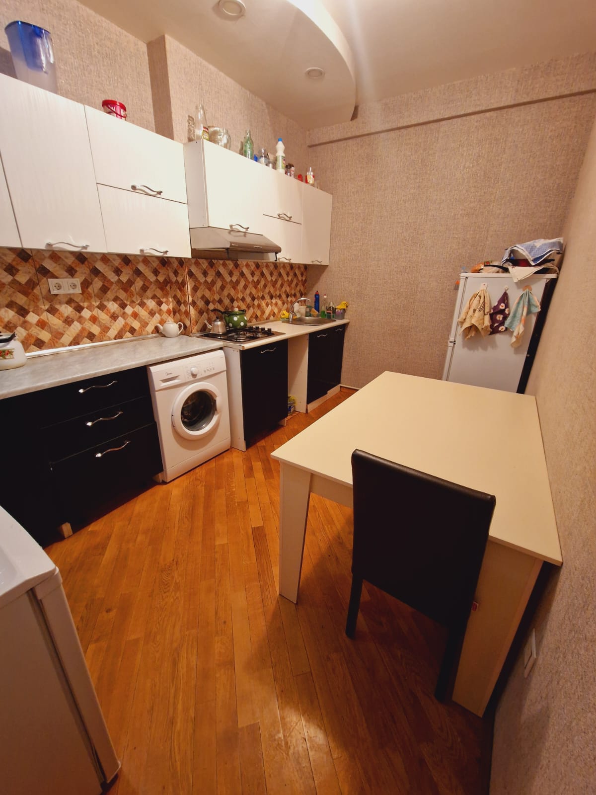 Təcili bir nəfər işləyən xanım otaq yoldaşı axtarılır