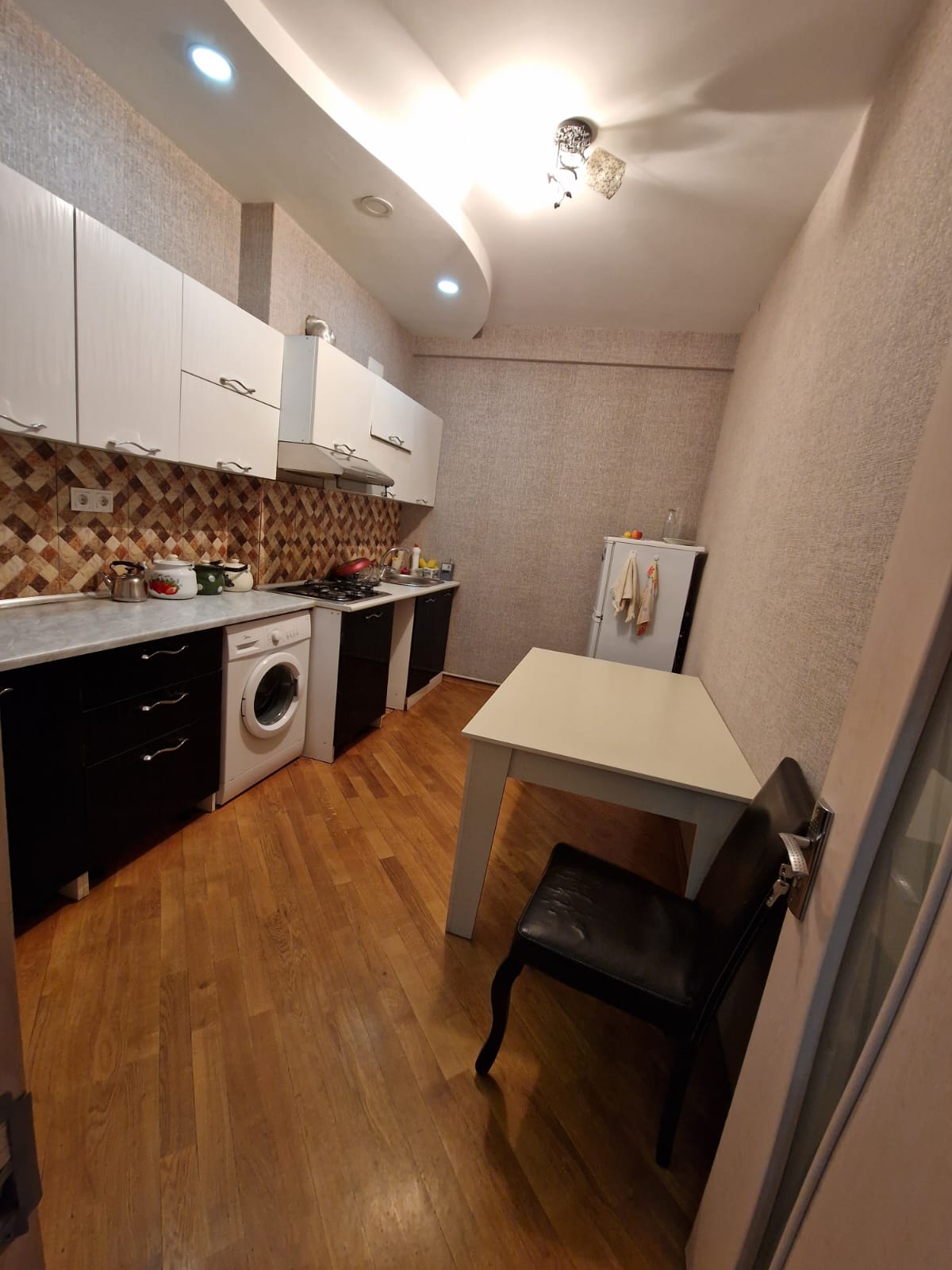 Təcili bir nəfər işləyən xanım otaq yoldaşı axtarılır