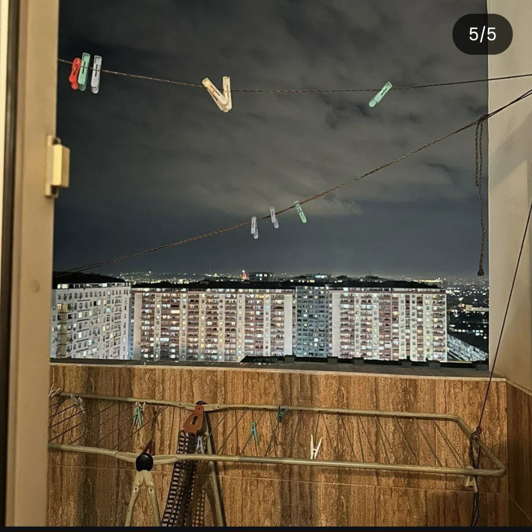 Həzi Aslanov metrosu yaxınlığında 17/17 mərtəbədə yerləşən 3 otaqlı evə 1 nəfər xanım otaq yoldaşı axtarılır.