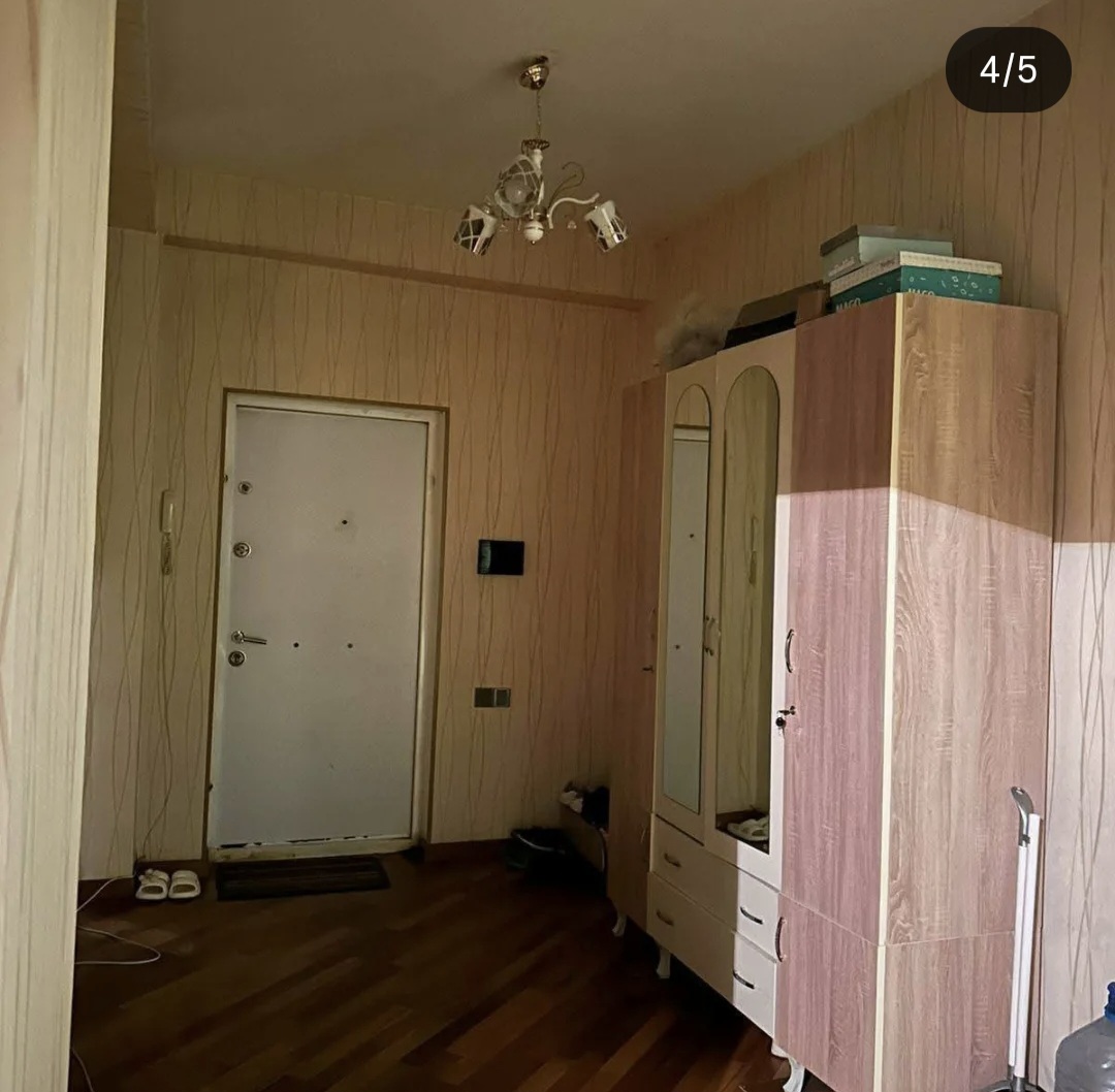 Həzi Aslanov metrosu yaxınlığında 17/17 mərtəbədə yerləşən 3 otaqlı evə 1 nəfər xanım otaq yoldaşı axtarılır.