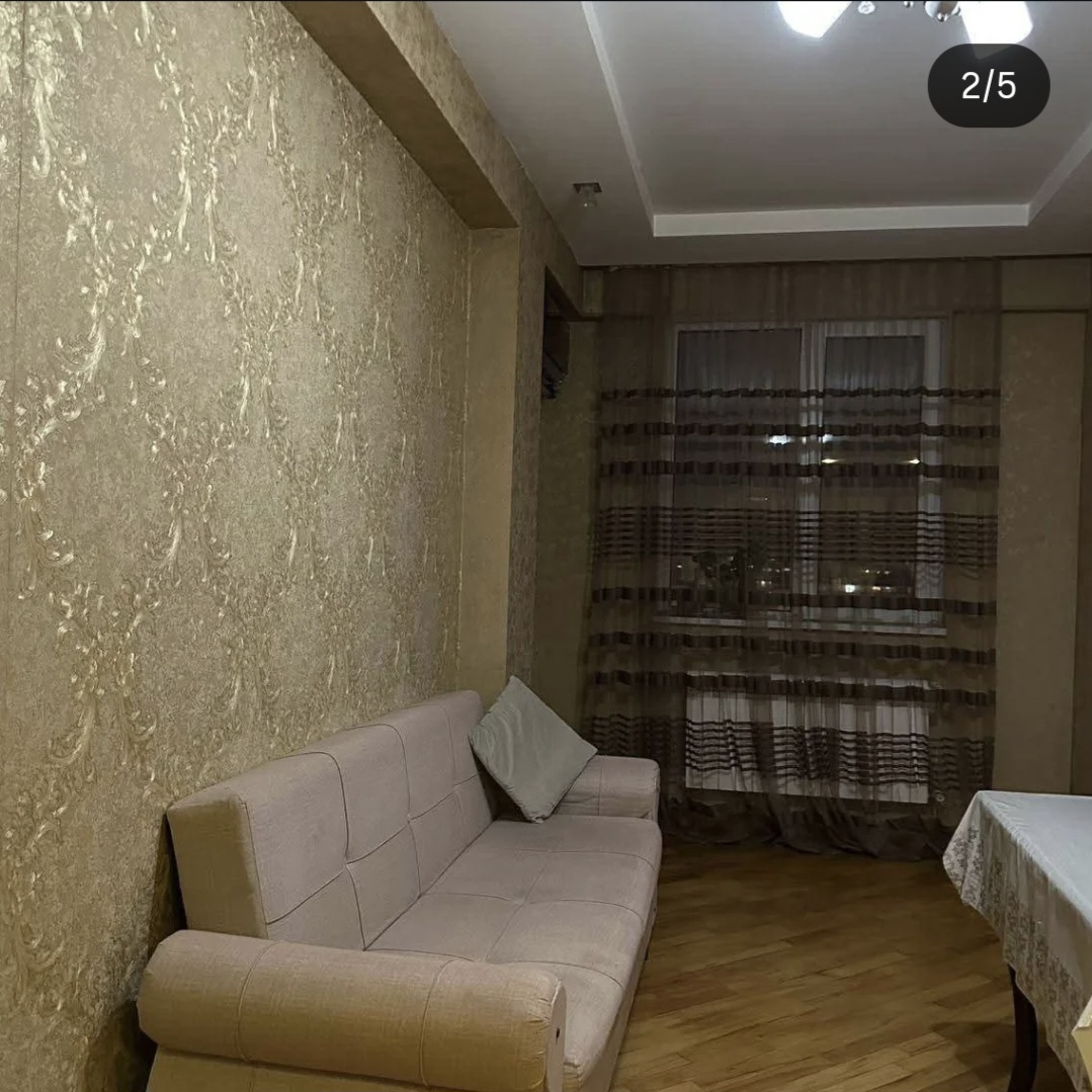 Həzi Aslanov metrosu yaxınlığında 17/17 mərtəbədə yerləşən 3 otaqlı evə 1 nəfər xanım otaq yoldaşı axtarılır.