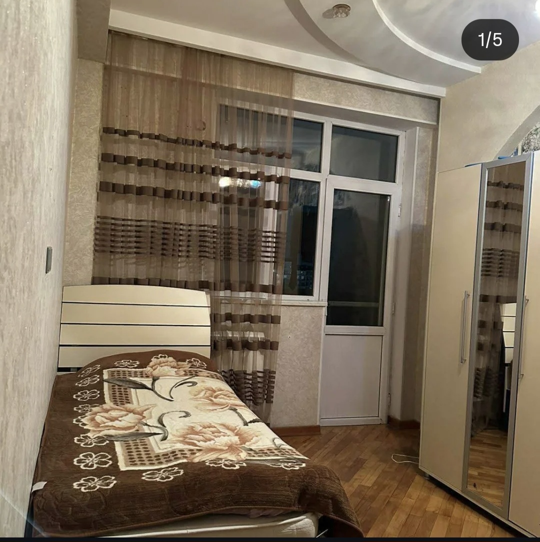 Həzi Aslanov metrosu yaxınlığında 17/17 mərtəbədə yerləşən 3 otaqlı evə 1 nəfər xanım otaq yoldaşı axtarılır.