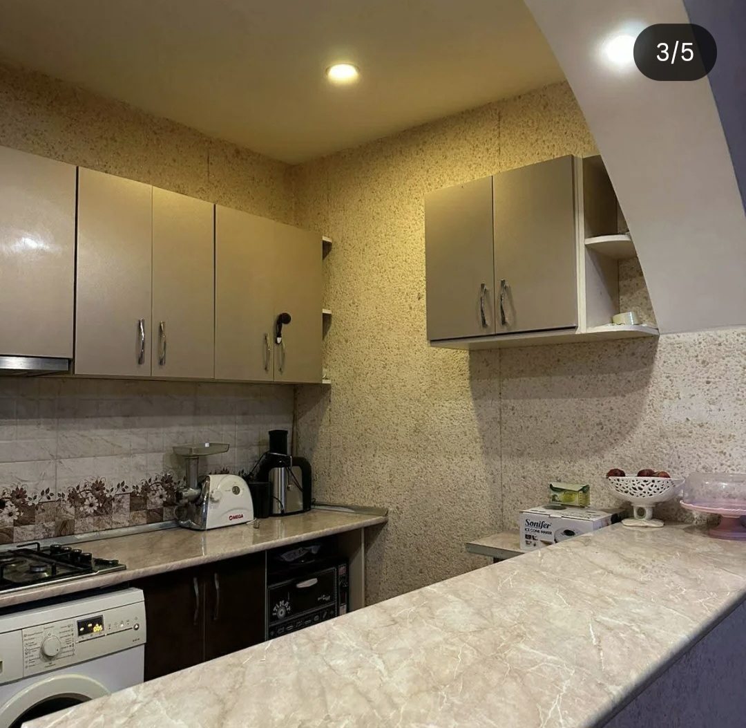 Həzi Aslanov metrosu yaxınlığında 17/17 mərtəbədə yerləşən 3 otaqlı evə 1 nəfər xanım otaq yoldaşı axtarılır.