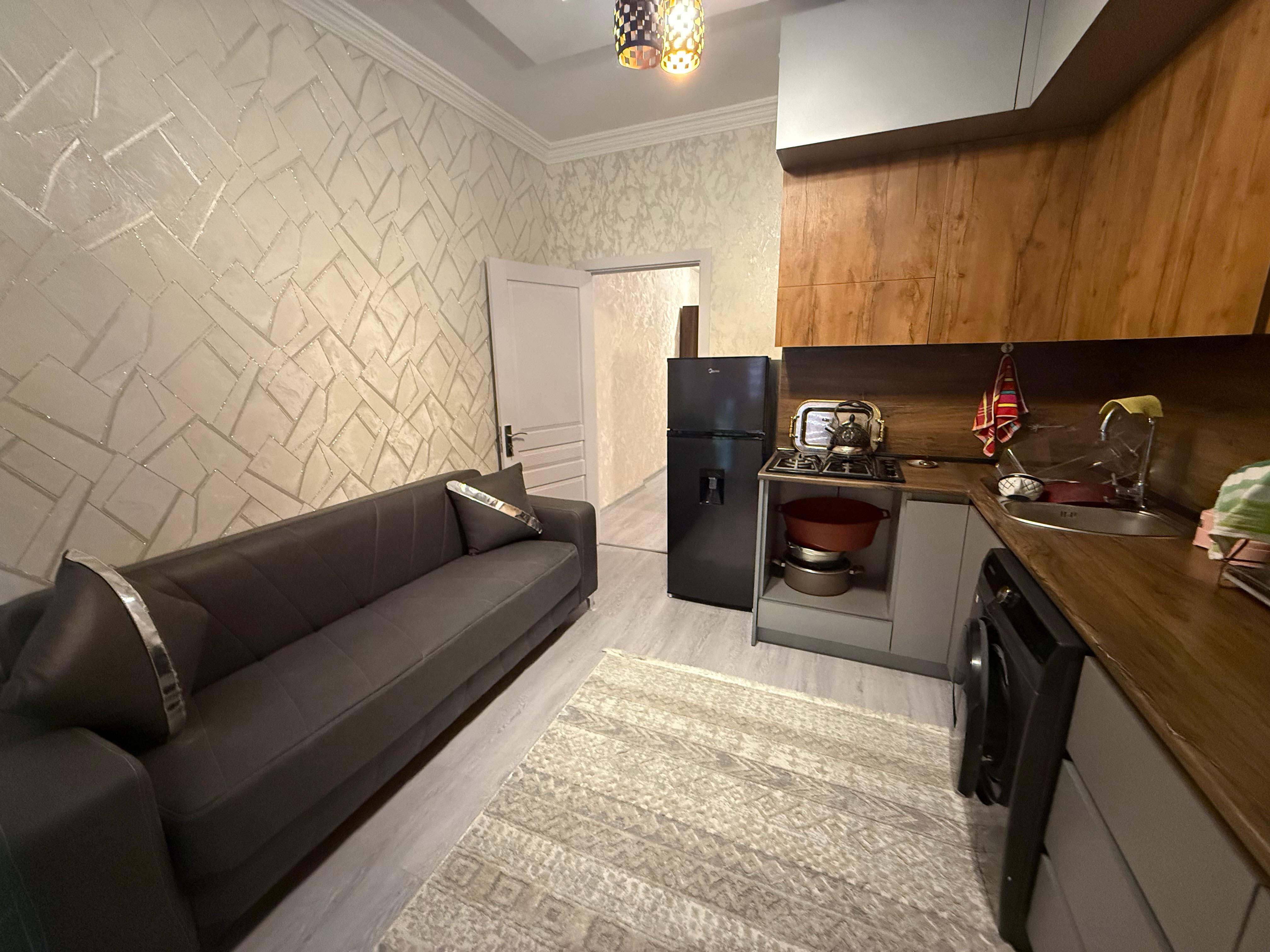 Təcili bugunə iki nəfər işləyən xanım otaq yoldaşı axtarılır