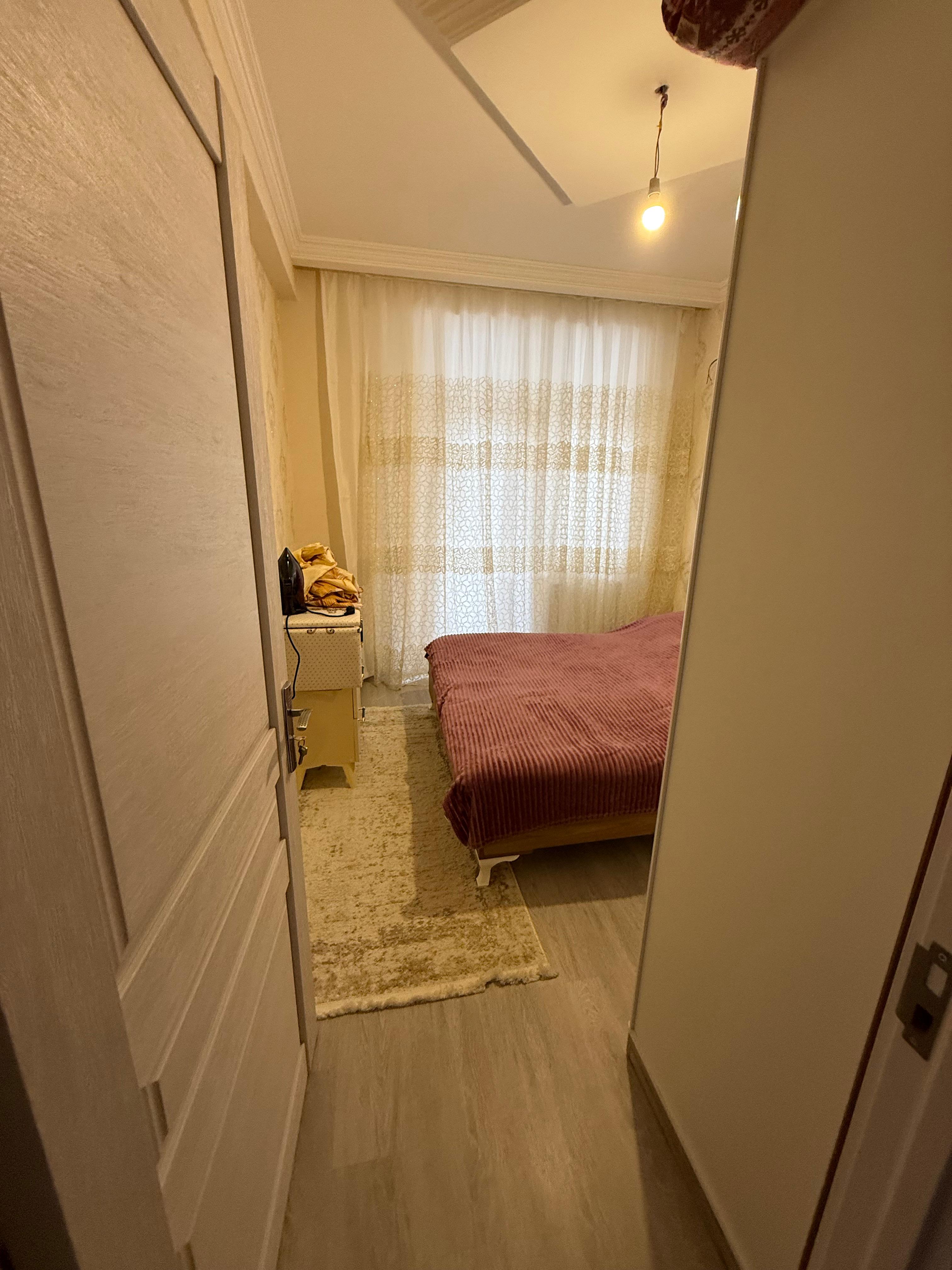 Təcili bugunə iki nəfər işləyən xanım otaq yoldaşı axtarılır