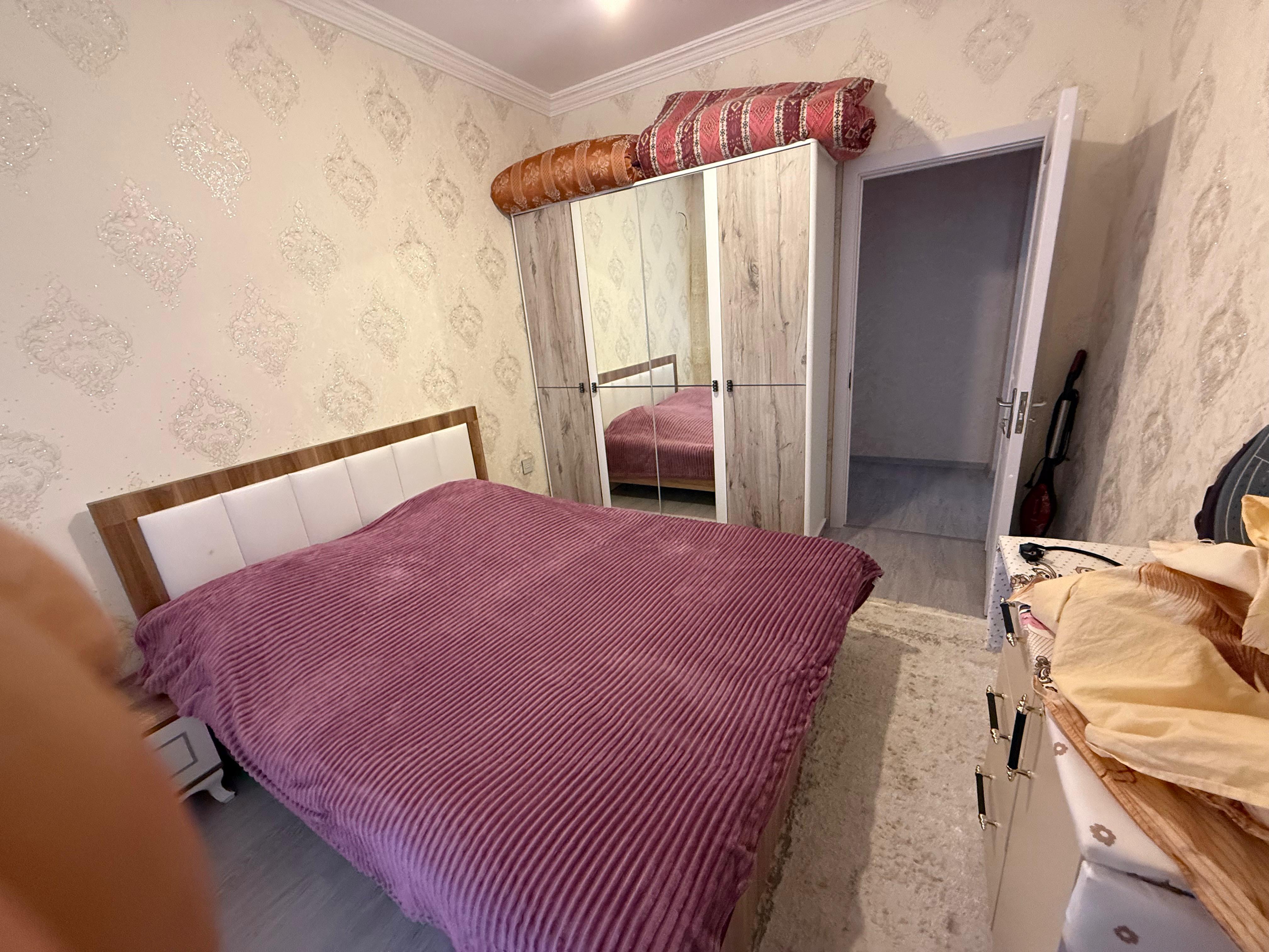 Təcili bugunə iki nəfər işləyən xanım otaq yoldaşı axtarılır