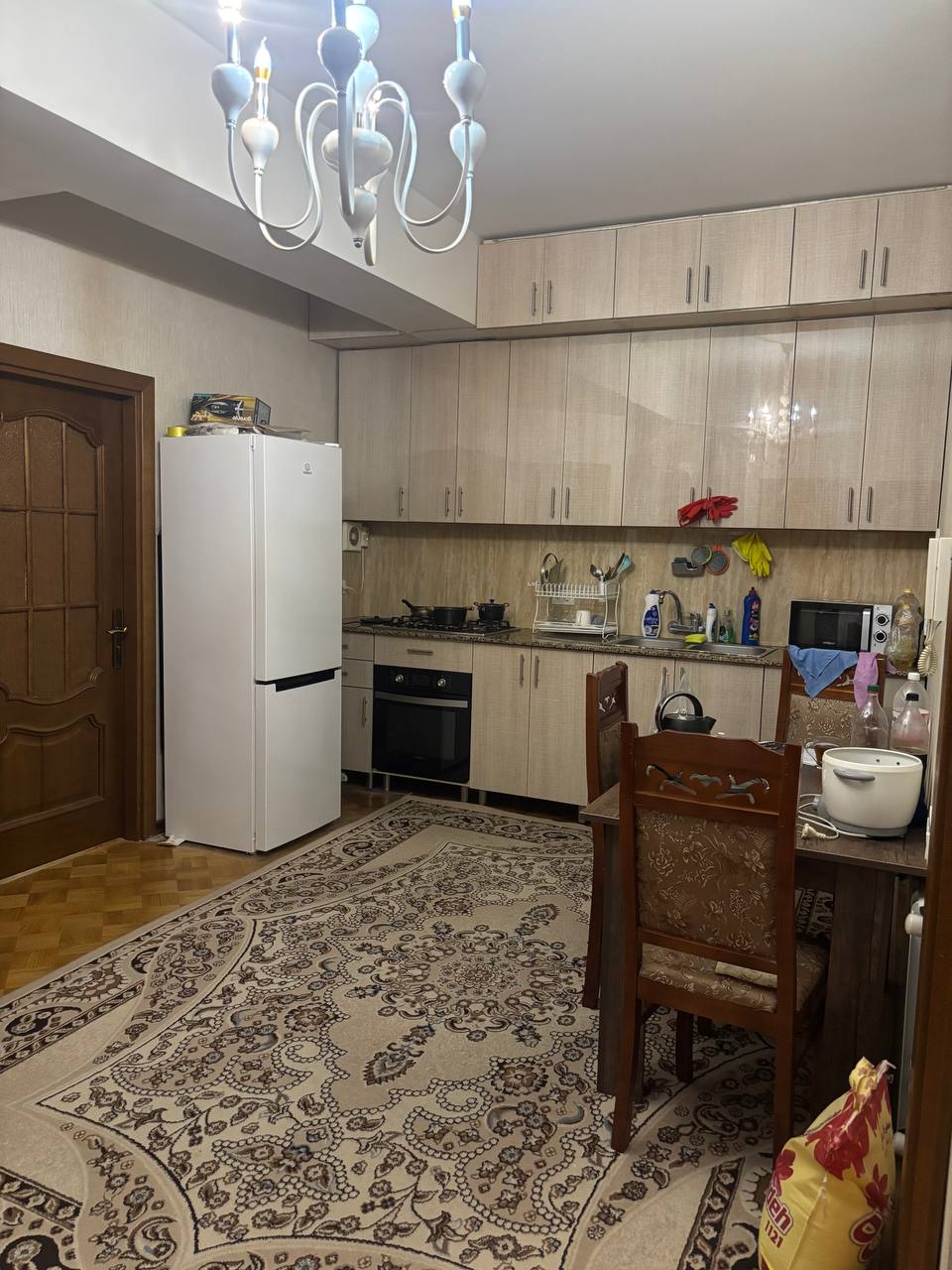 Təcili bir nəfər işləyən xanım otaq yoldaşı axtarılır