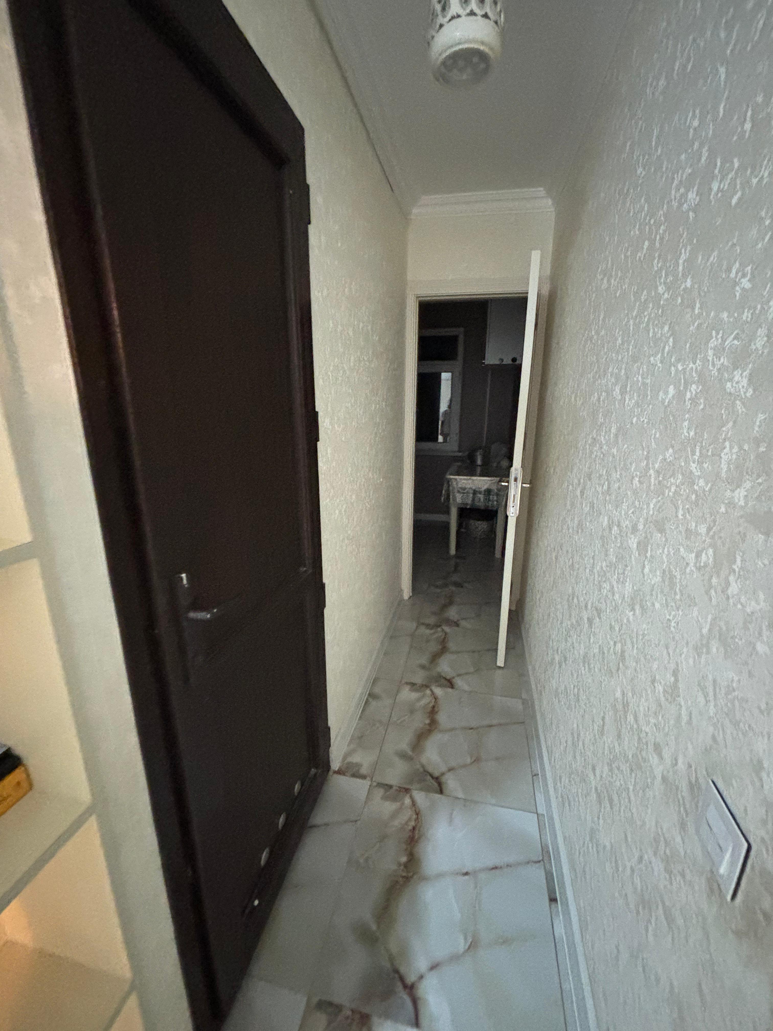 Təcili bir nəfər işləyən xanım otaq yoldaşı axtarılır