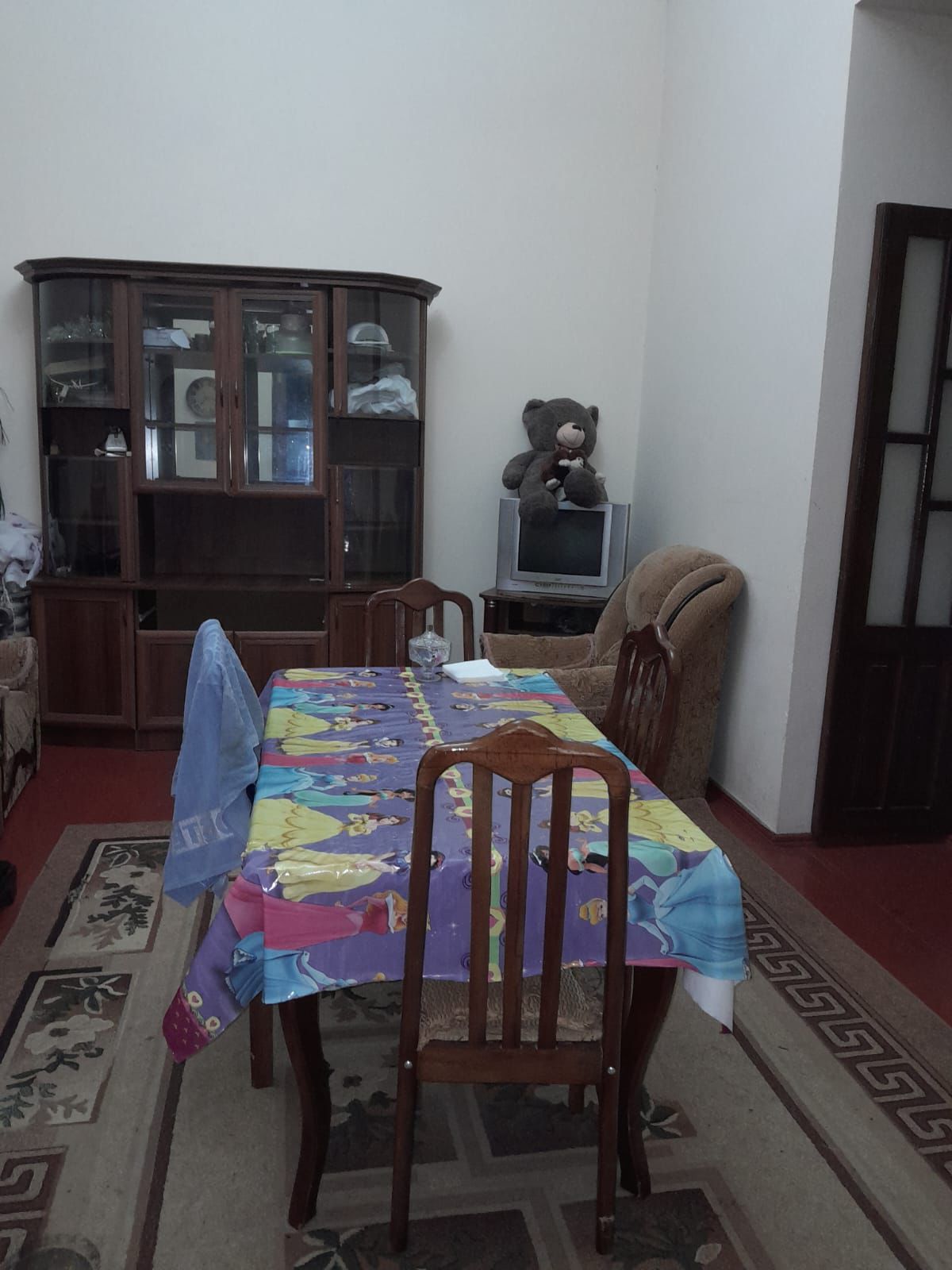 Təcili bugunə bir nəfər işləyən xanım otaq yoldaşı axtarılır