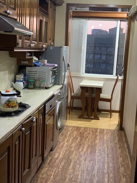 20 yanvar metrosu yaxınlığında 3 otaqlı bina evine 2 NEFER İŞLEYEN XANIM OTAQ YOLDAŞI AXTARILIR.