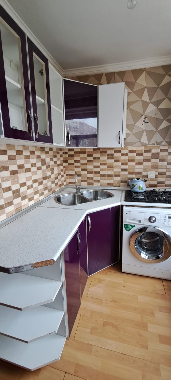 Təcili bugunə bir nəfər işləyən xanım otaq yoldaşı axtarilir